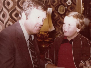 Bernd R. Hock im Alter von 10 Jahren zusammen mit Wim Thoelke.